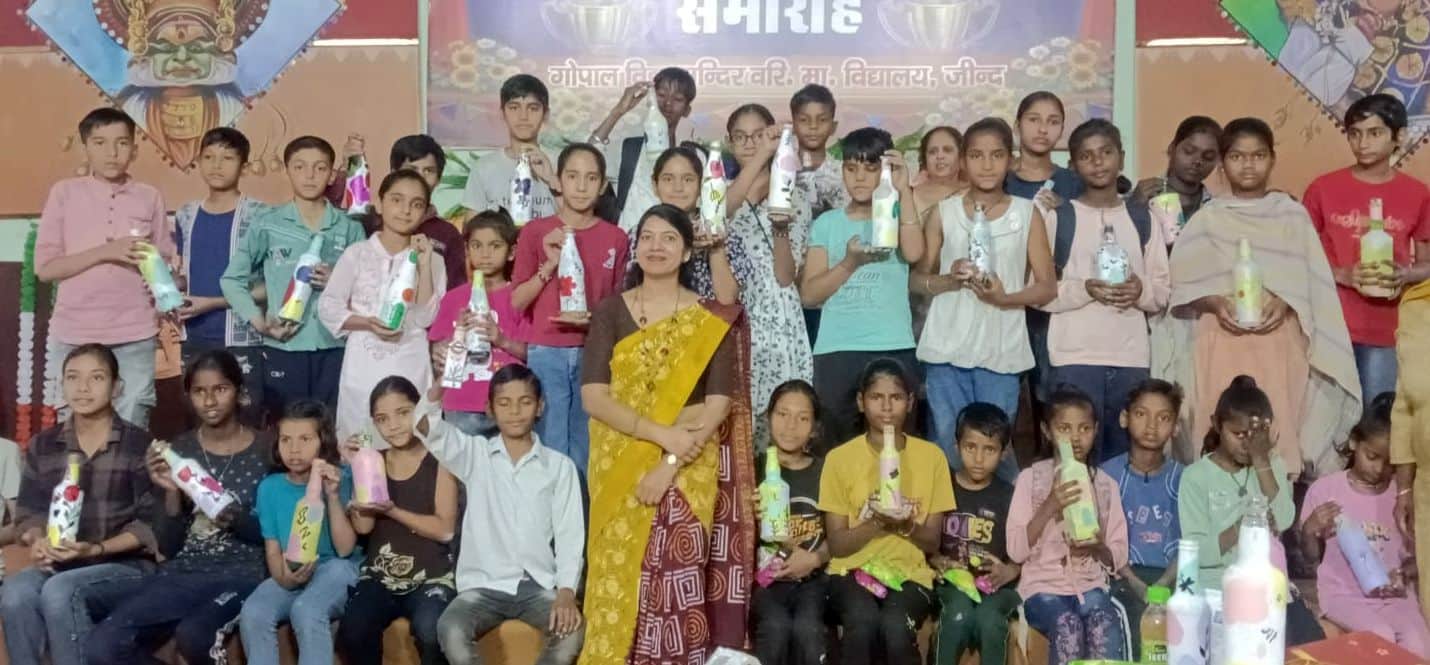 11जेएनडी16: आयोजित कार्यक्रम में बच्चों के साथ मौजूद ट्रेनर डॉ. हिमांशु गर्ग। संवाद