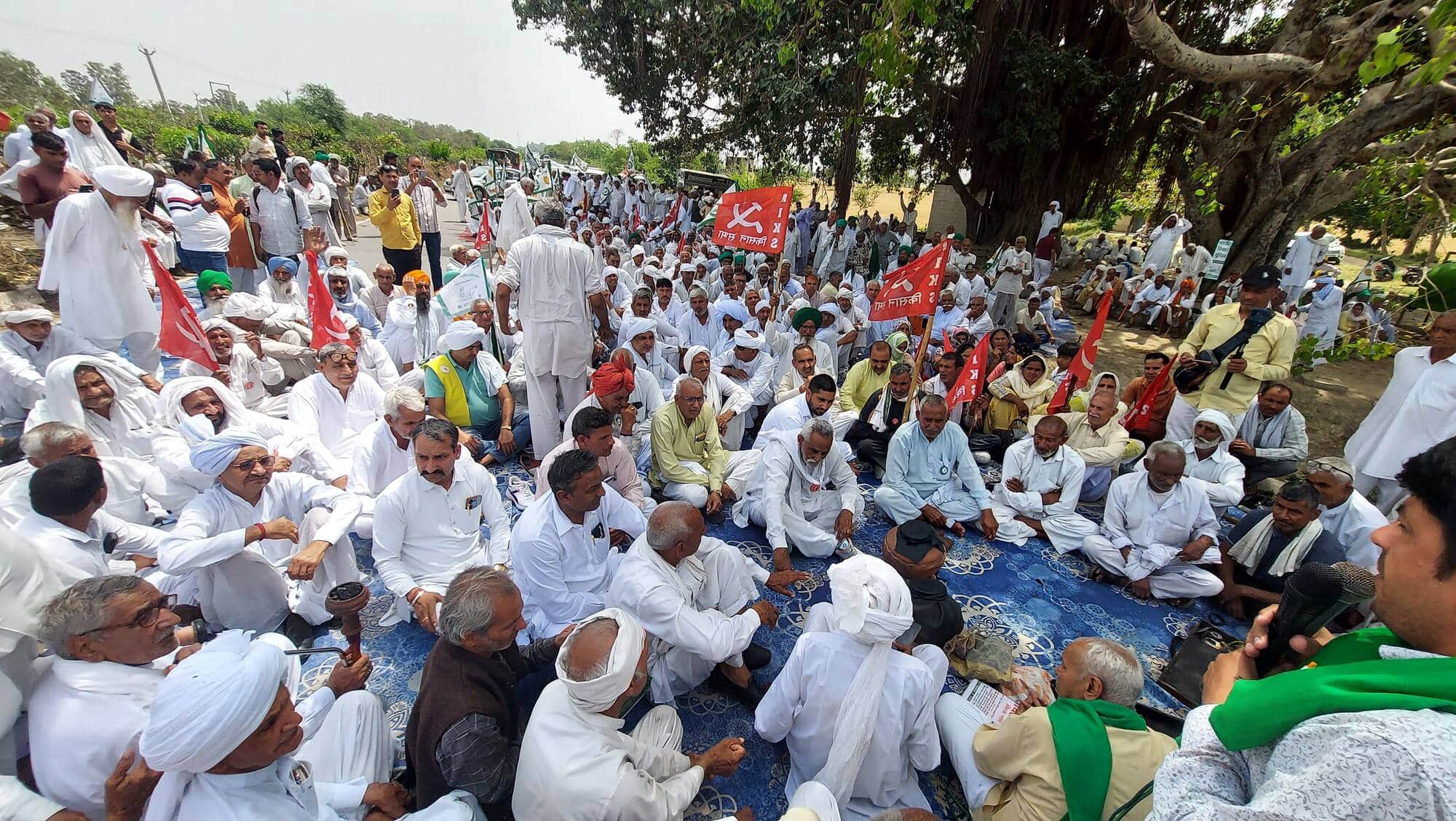 11जेएनडी21: तारखा कोठी के पास दिल्ली पटियाला नेशनल हाईवे पर जाम लगाकर बैठे सैकड़ों किसान । संवा