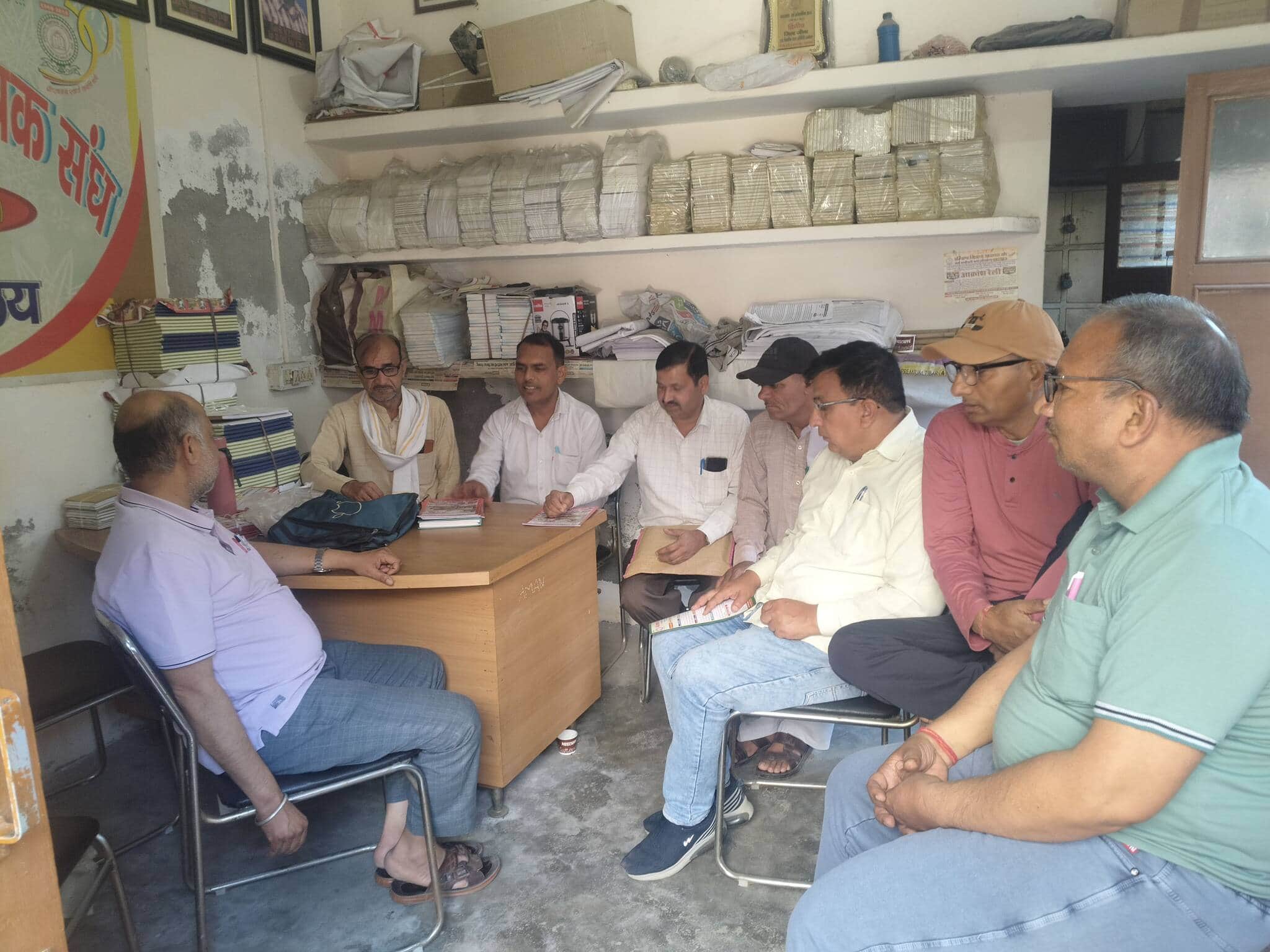 12जेएनडी04: अक्षर भवन में बैठक में मौजूद अध्यापक । स्रोत पदाधिकारी