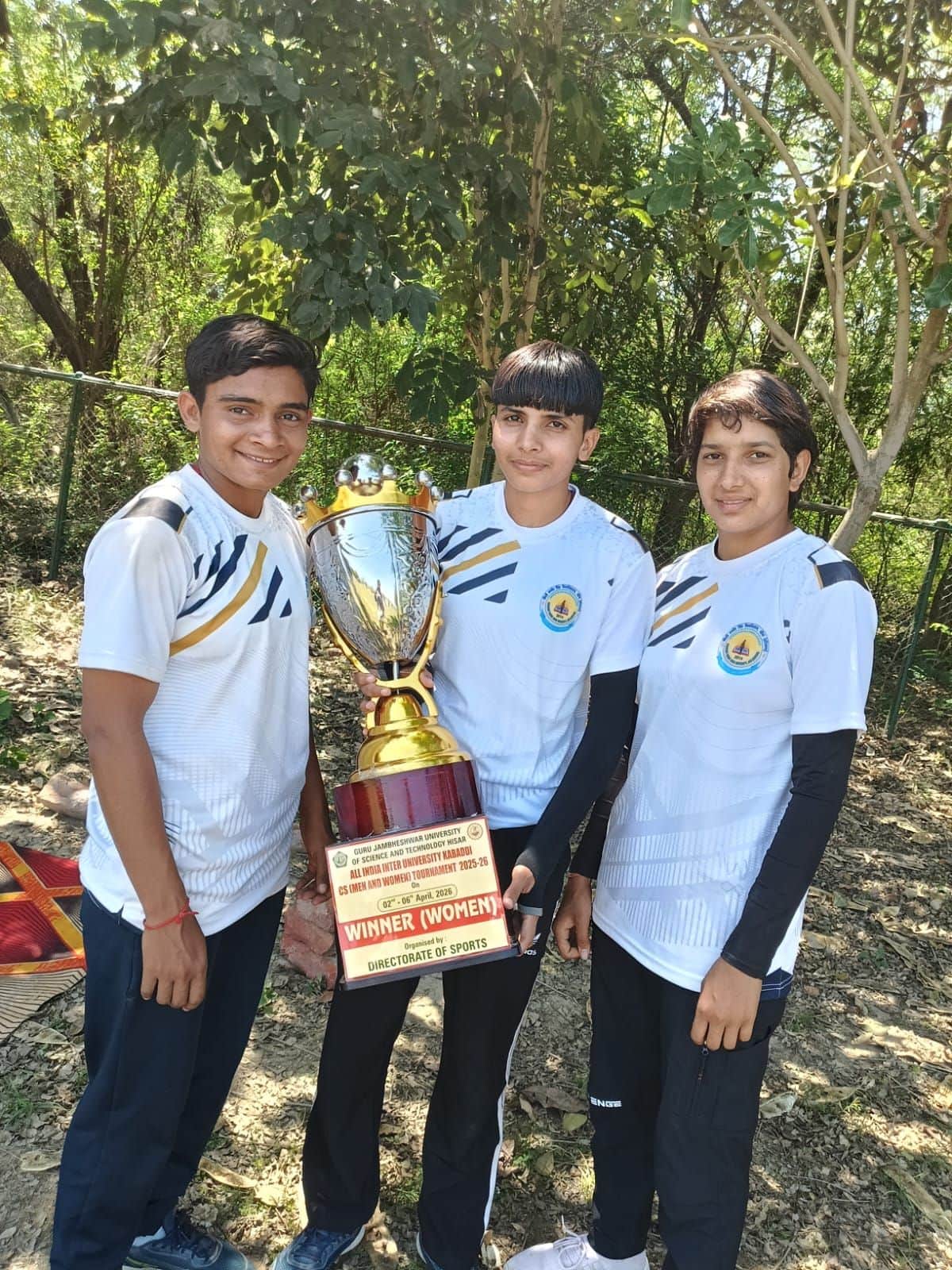 12जेएनडी07: सर्कल कबड्डी की विजेता खिलाड़ियां  ट्रॉफी दिखाकर खुशी जताते हुए। स्रोत संस्थान