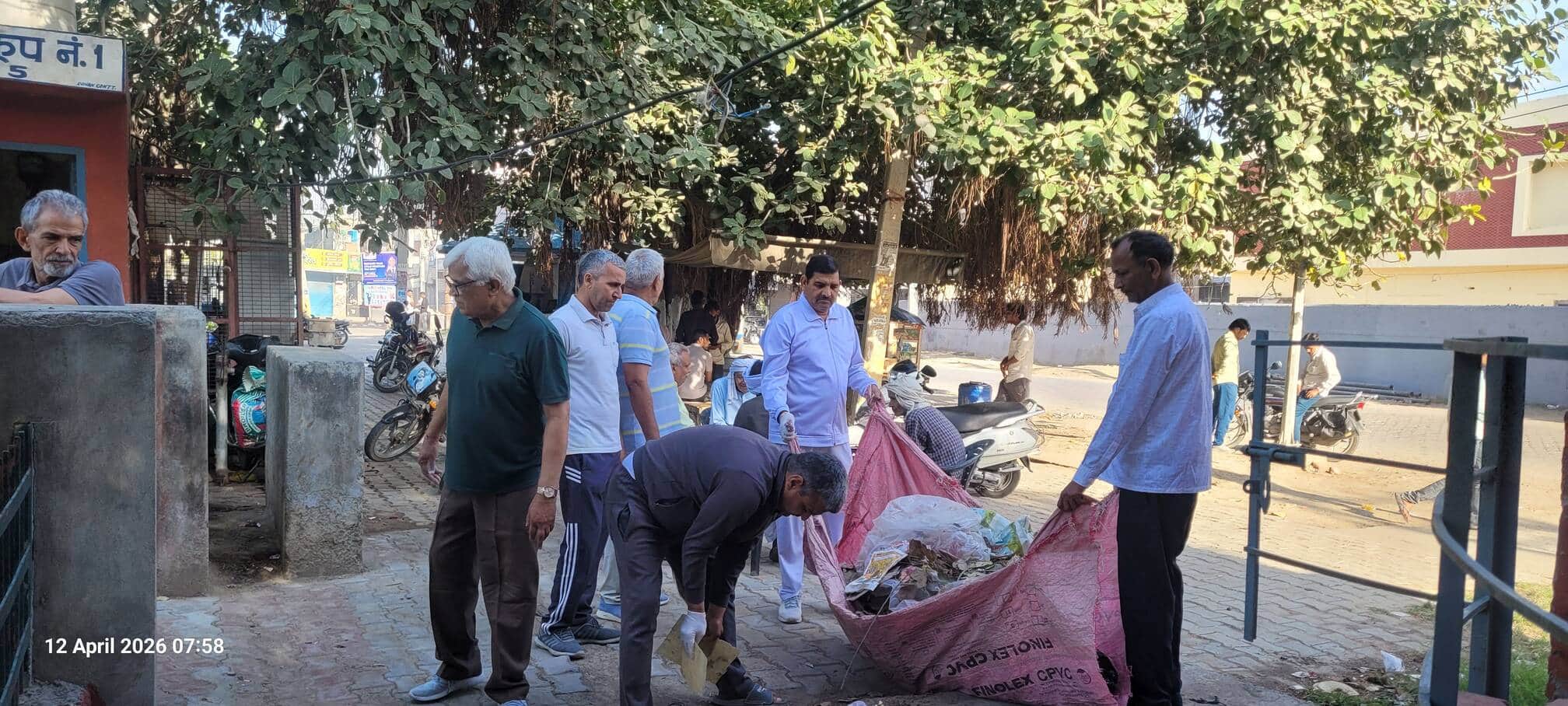 12जेएनडी08: सेव संस्था सदस्य कूड़ा उठाते हुए। स्रोत संस्था