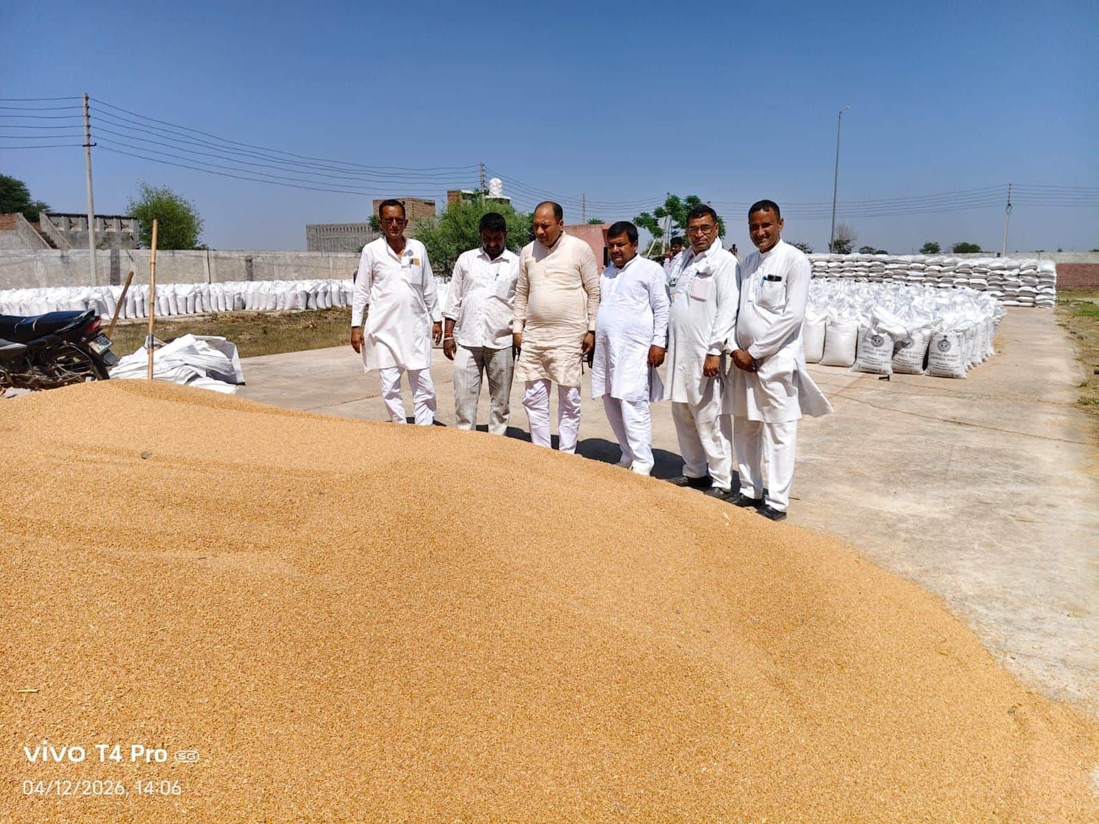 12जेएनडी14:  छात्तर सब यार्ड में गेहूं की खरीद का जायजा लेने पहुंचे मार्केट कमेटी चेयरमैन सुरें