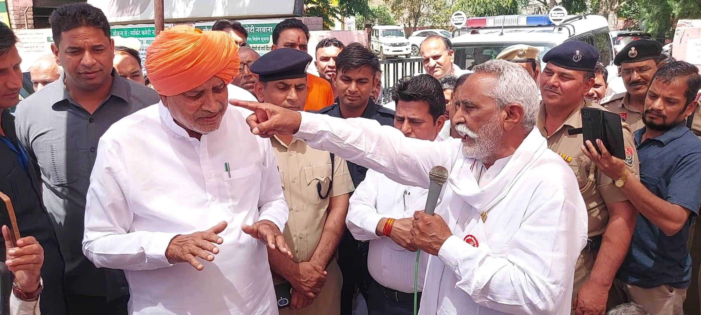 12जेएनडी19: मंडी में चल रहे किसान धरने पर कृषि मंत्री व किसानों के बीच हो रही नए कानूनों को लेक