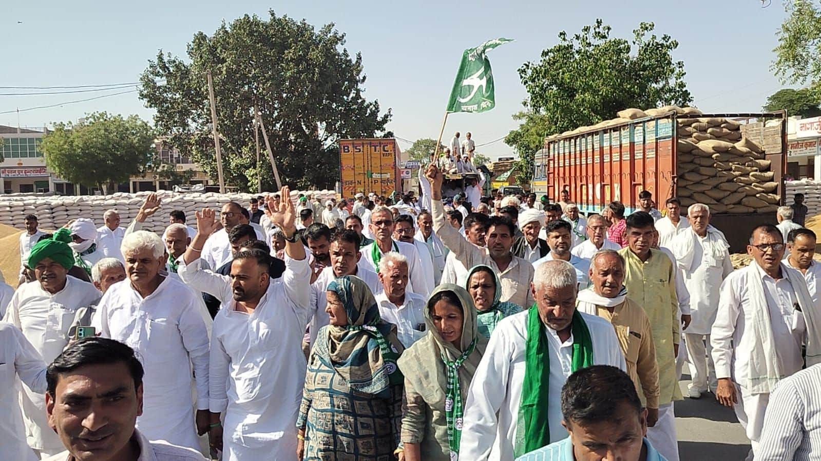 12जेएनडी22: शहर की अनाजमंडी में बिना गेट पास कटवाए गेहूं से भरा ट्रैक्टर ट्राली कार्यकर्ताओं के