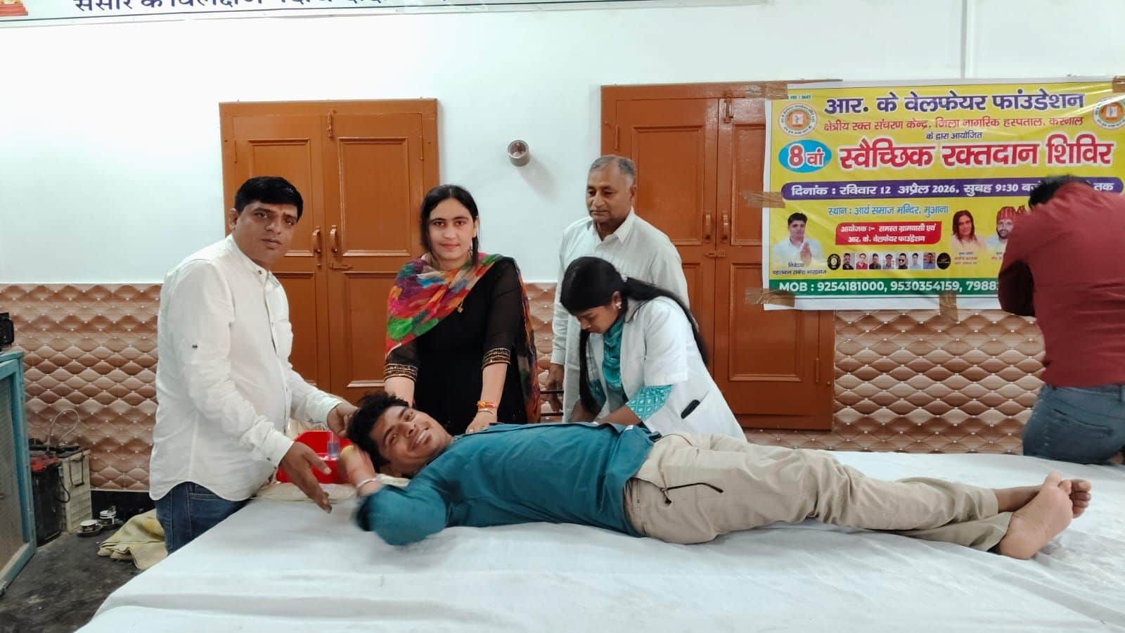 12जेएनडी25: रक्तदाताओं को सम्मानित करते हुए मुख्यातिथि मनीषा बरसाना। स्रोत:  आयोजन