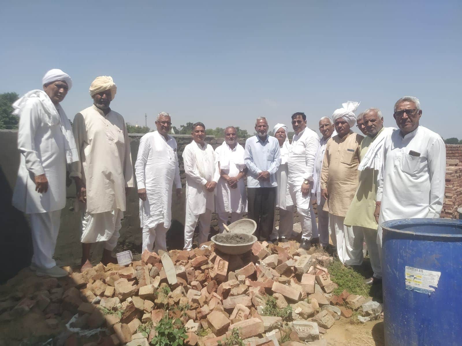 12जेएनडी27: नौगामा खाप चबूतरे के सुंदरीकरण कार्य की शुरुआत करते हुए। स्रोत: खाप सदस्य