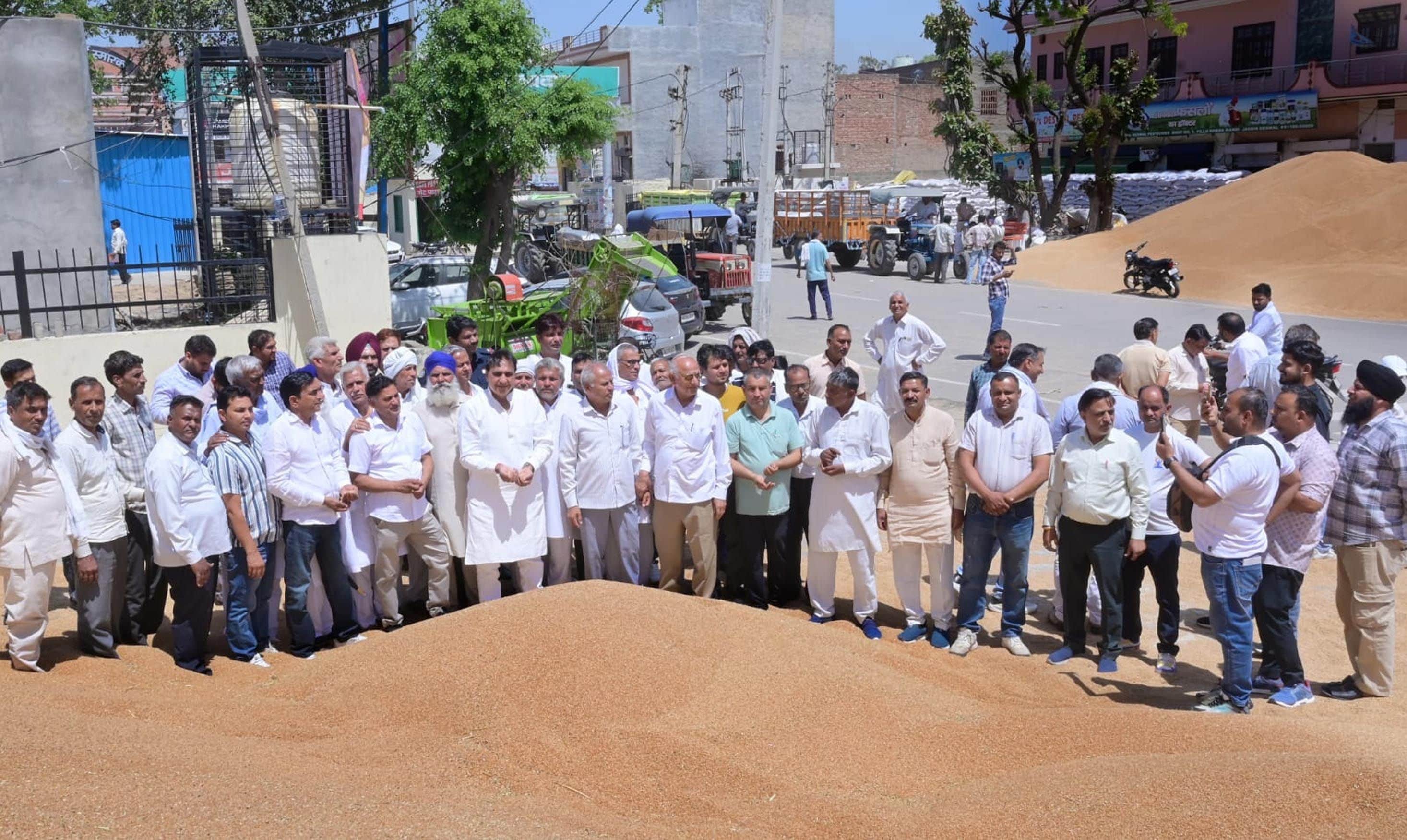 12जेएनडी30: पिल्लूखेड़ा अनाज मंडी में रविवार को फसल खरीद कार्य का निरीक्षण करते हुए राज्य सूचना