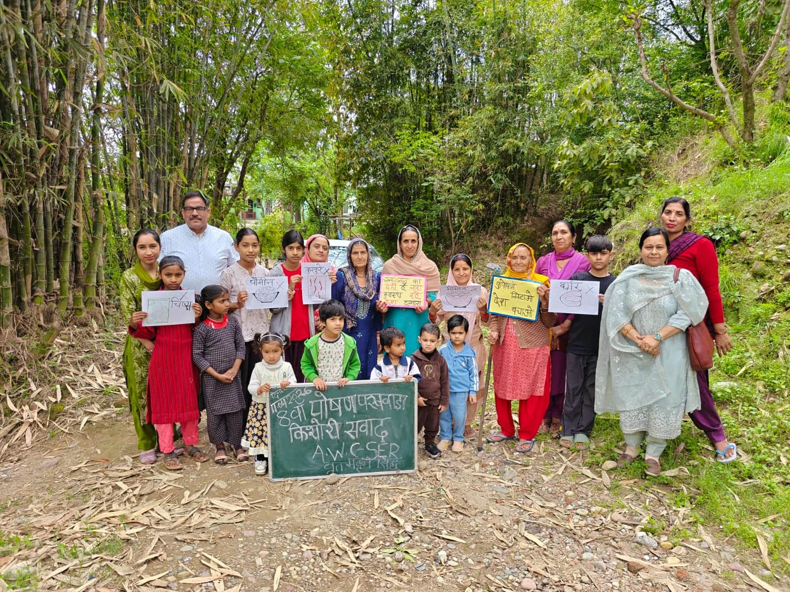 आंगनबाड़ी केंद्र मट्टनसिद्ध में आयोजित किशोरी संवाद कार्यक्रम के उपरांत सीडीपीओ के साथ किशोरी व