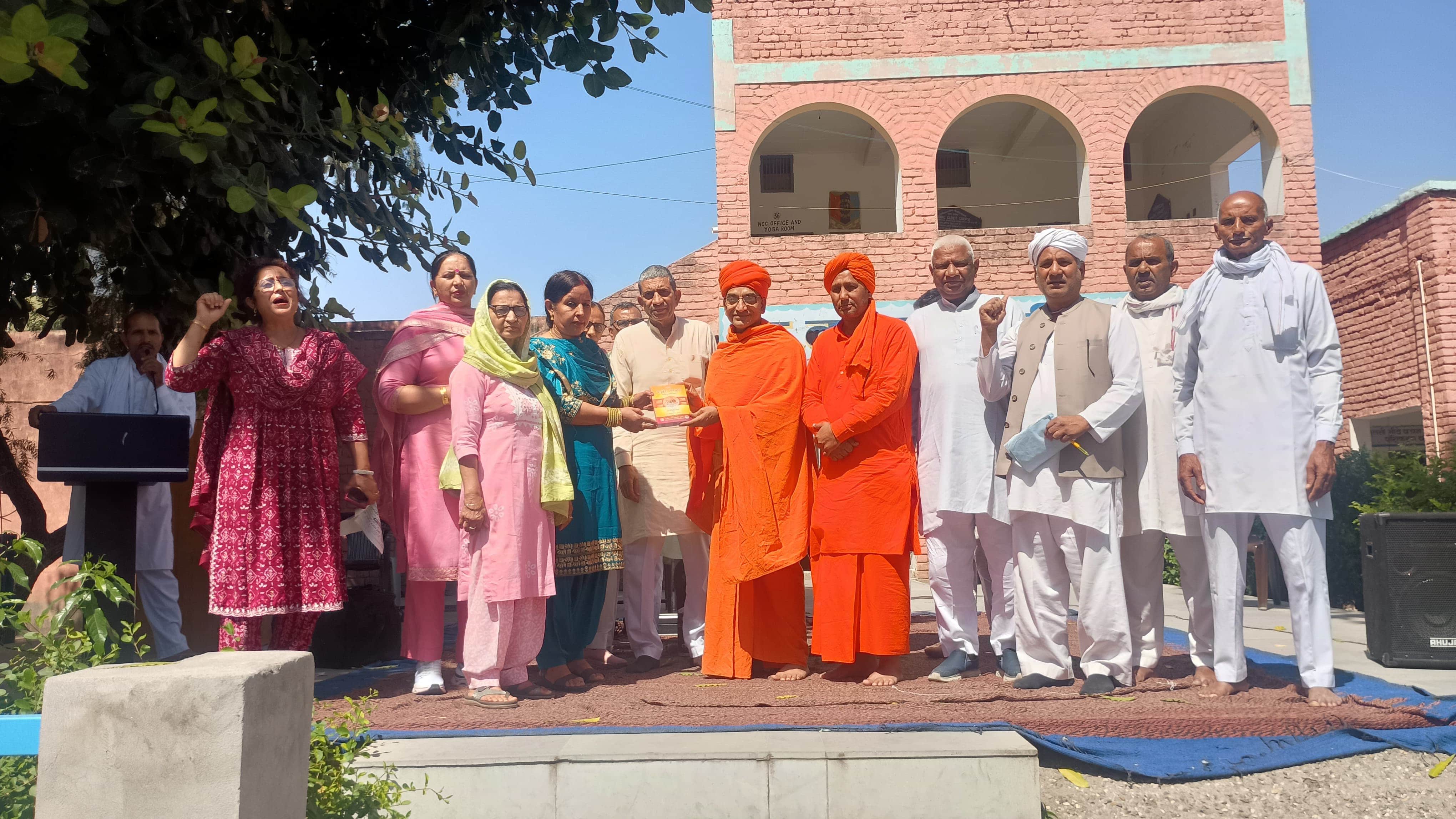 आर्य समाज मंदिर गोहाना में आर्य समाज का 41वां वार्षिकोत्सव के समापन पर स्वामी शांतानंद सरस्वती 