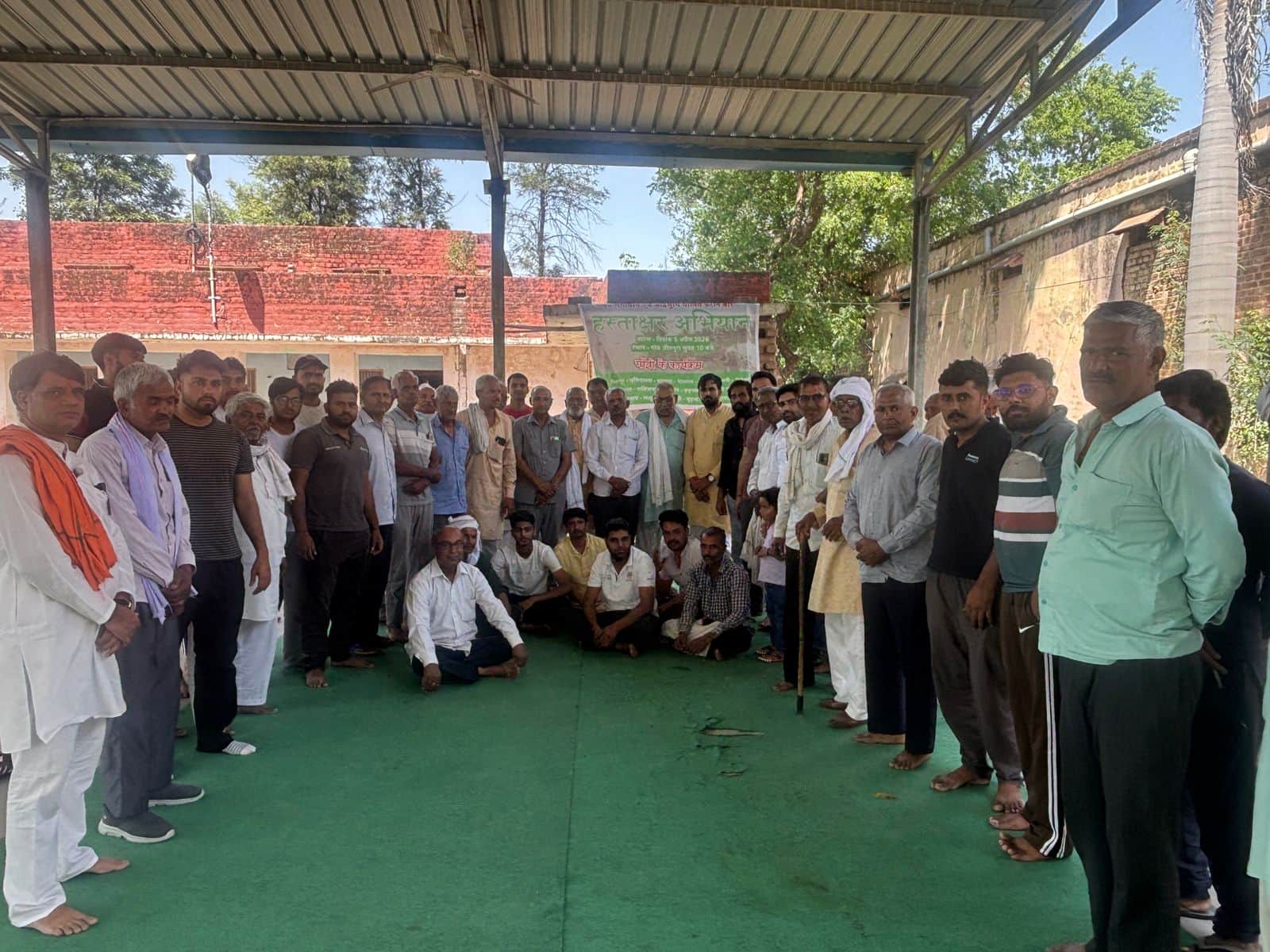 अभियान के दौरान एकजुट ग्रामीण। स्रोत : ग्रामीण