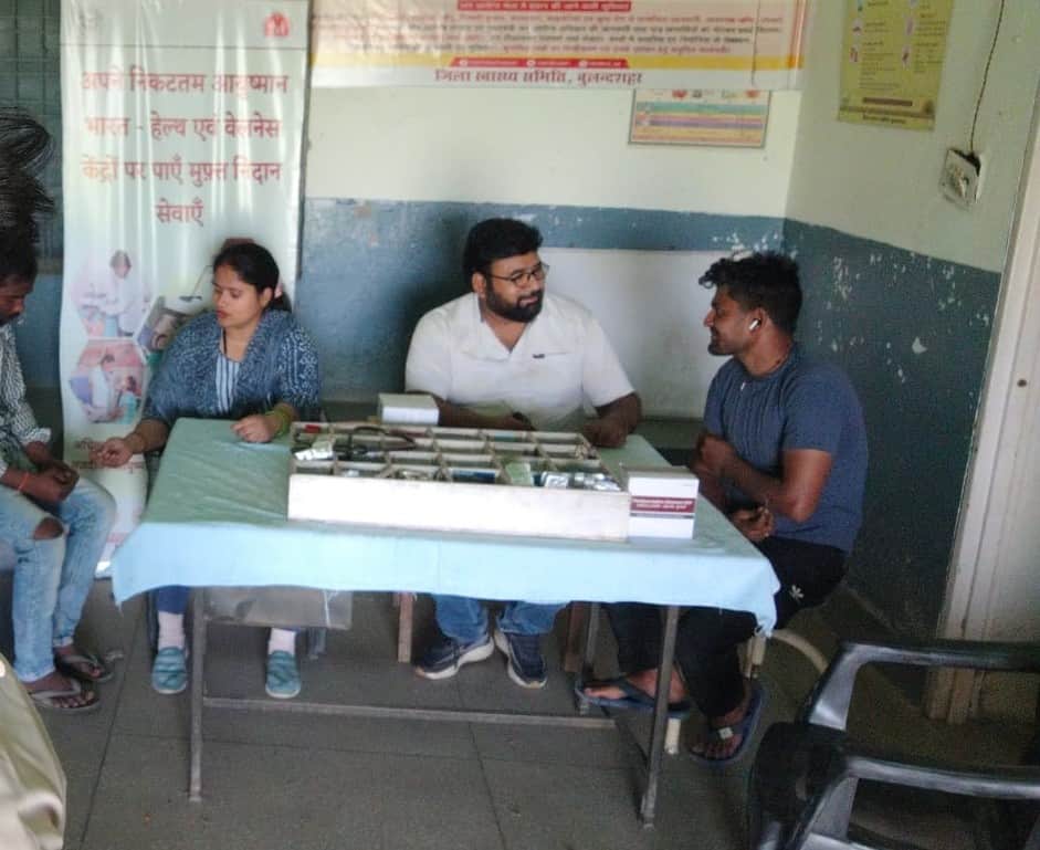 अहमदगढ़ पीएचसी पर आरोग्य मेले में मरीजों को परामर्श देते फार्मासिस्ट। स्रोत : स्वास्थ्य विभाग