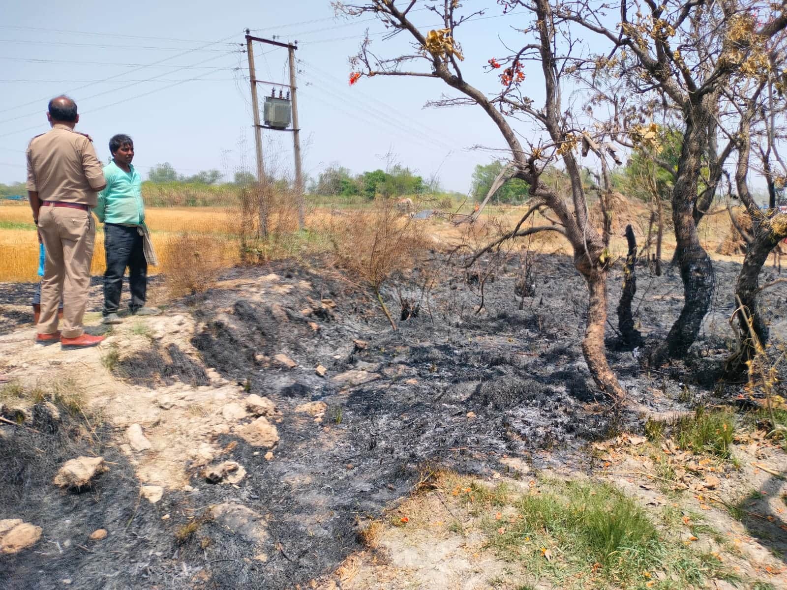 अहिरौली के लाखीपुर में शॉर्ट सर्किट से लगी आग।संवाद