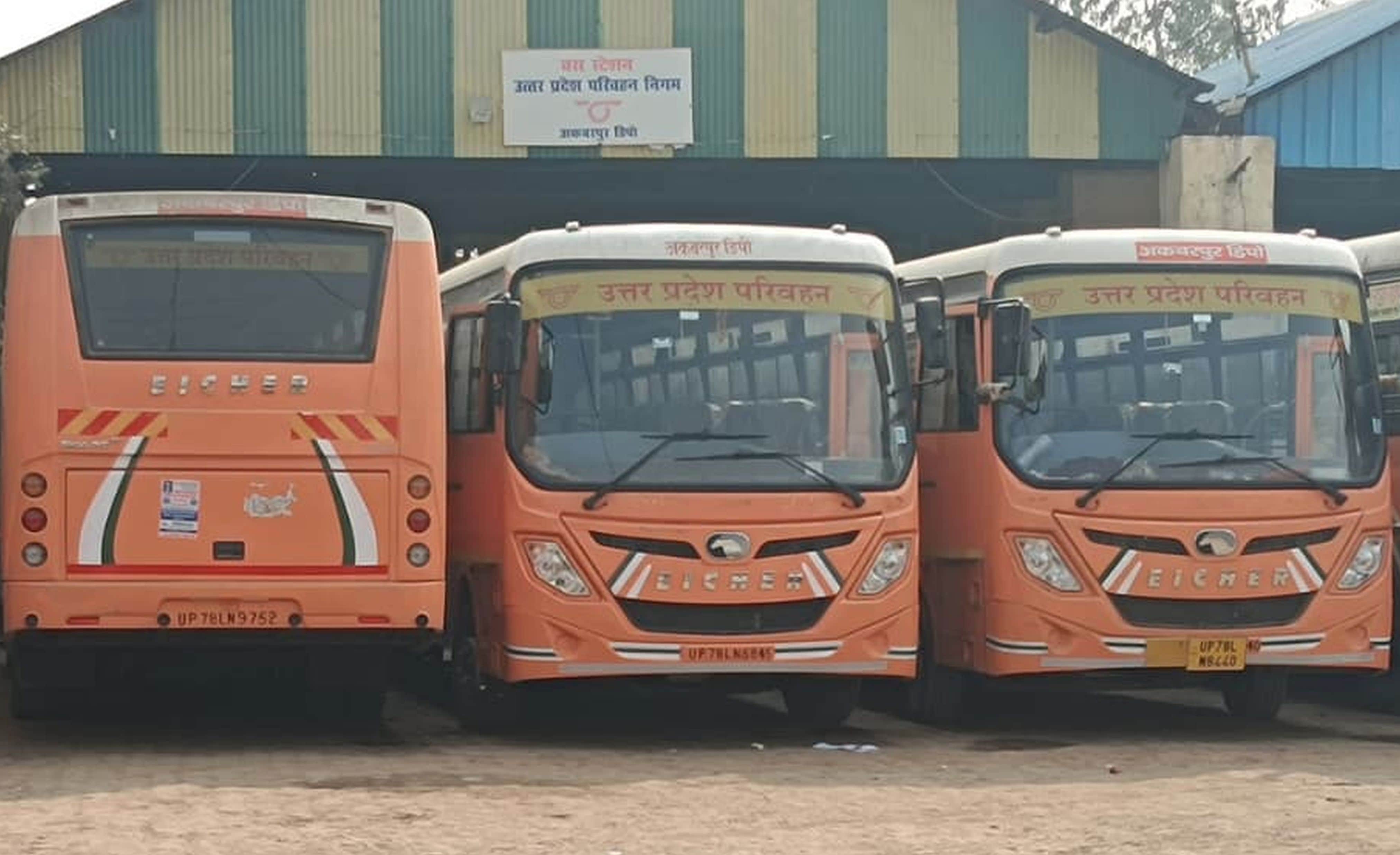  अकबरपुर डिपो में खड़ी बसें।-संवाद