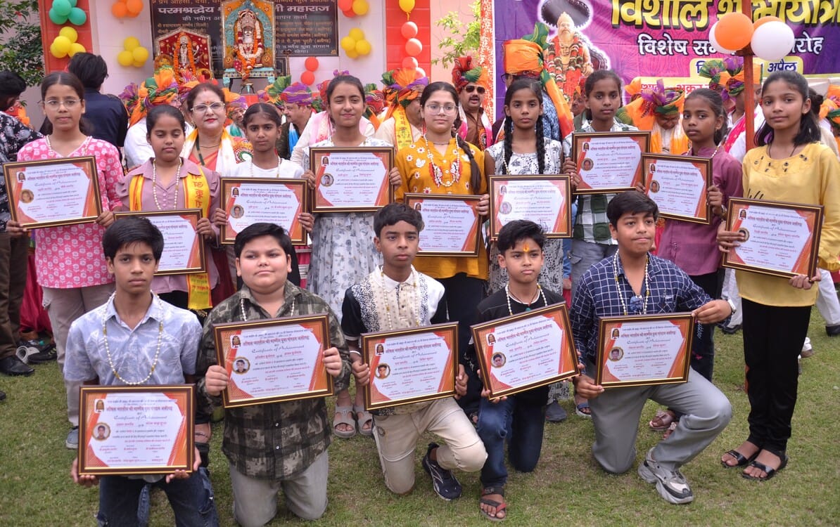 The tableaux in the procession of Shri Akrur Ji captivated the hearts.