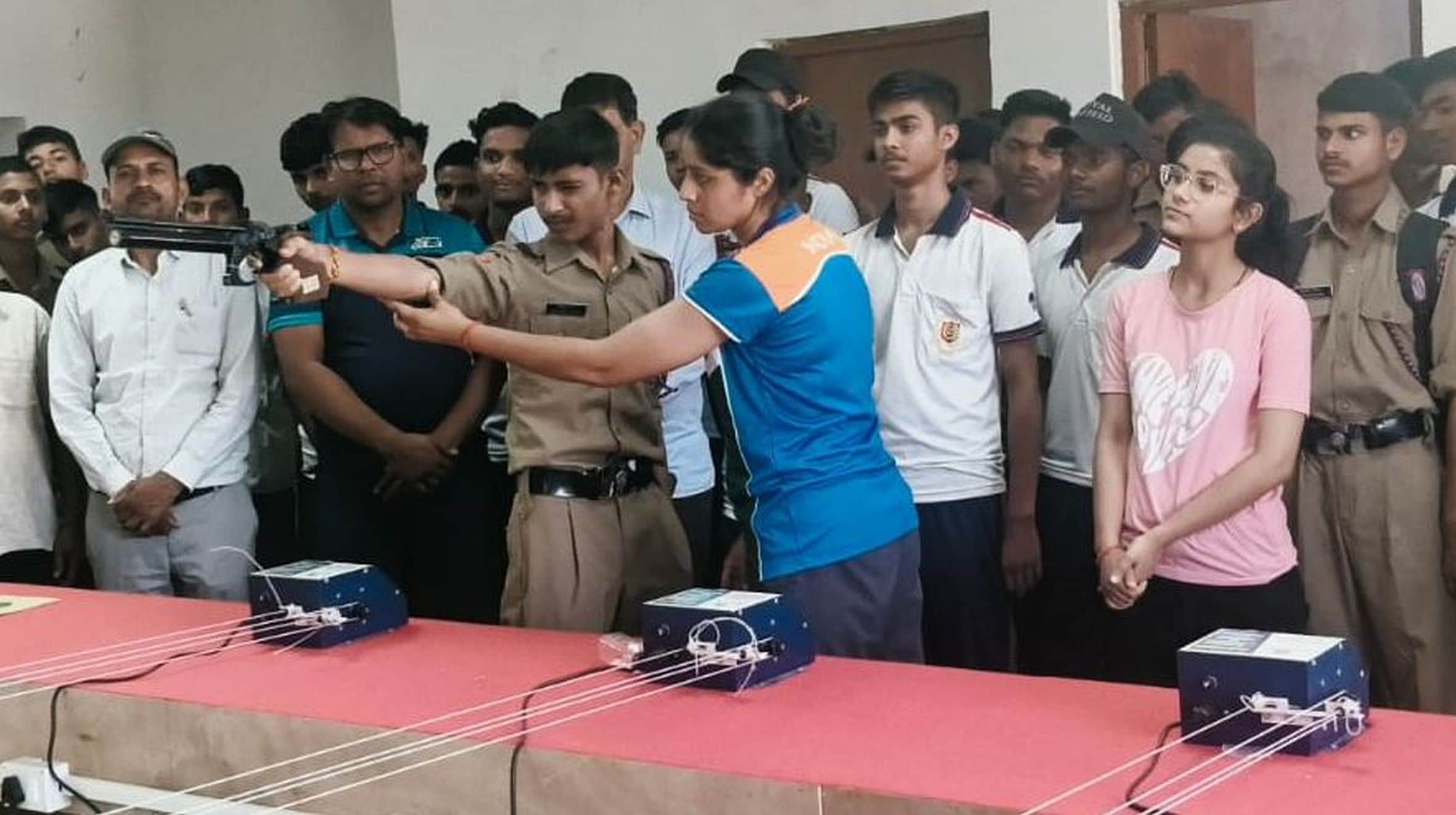 अमेठी स्थित आंबेडकर स्टेडियम में शूटिंग रेंज में निशानेबाजी का प्रशिक्षण देती प्रशिक्षिका र