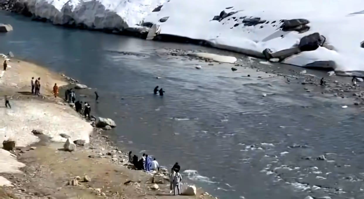 Tourists risked their lives and entered the river
