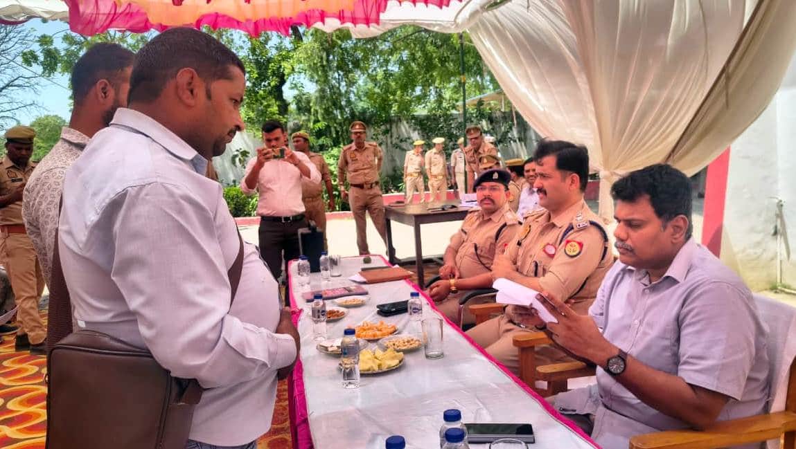 अटरिया में थाना समाधान दिवस में शिकायतें सुनते डीएम। संवाद