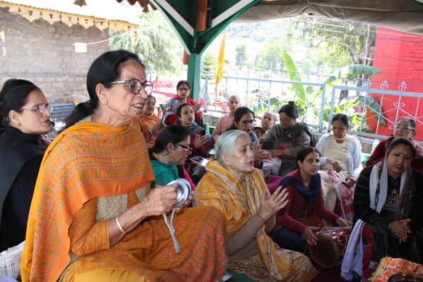 बा हरिराय मंदिर में भजन कीर्तन करती महिलाएं