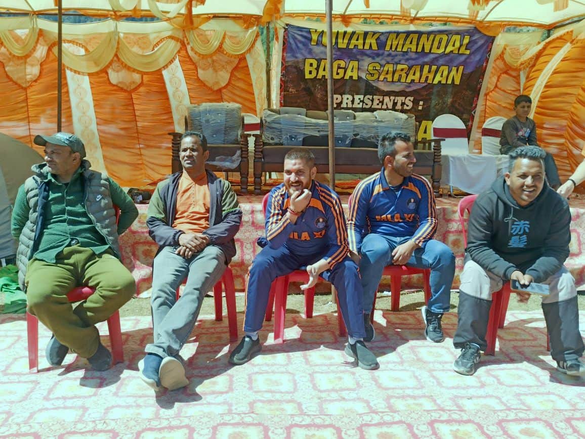 बागा सराहन में आयोजित झीरू कप क्रिकेट प्रतियोगिता में भाग लेते विधायक लोकेंद्र कुमार। संवाद