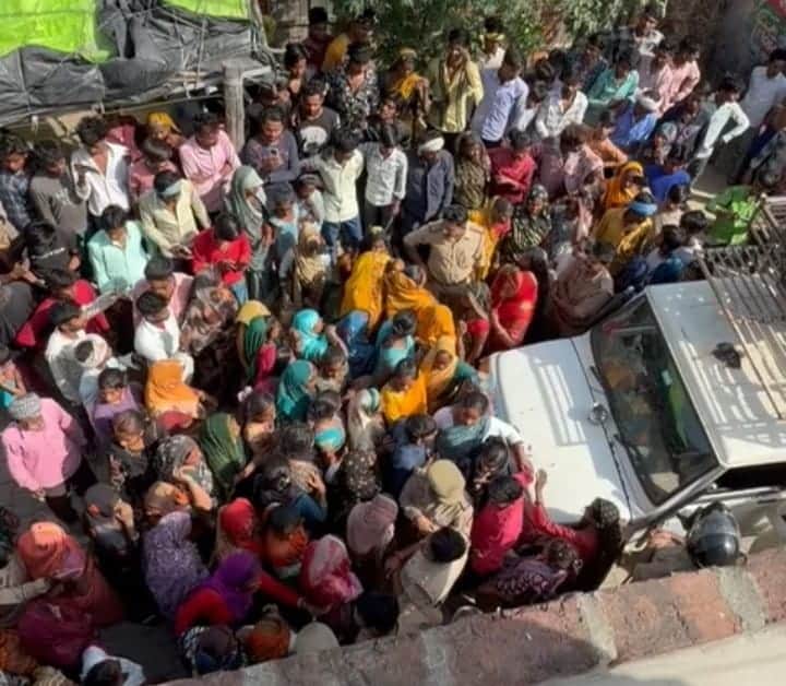 भुडवारा गांव में हंगामा करते लोग। स्रोत: ग्रामीण