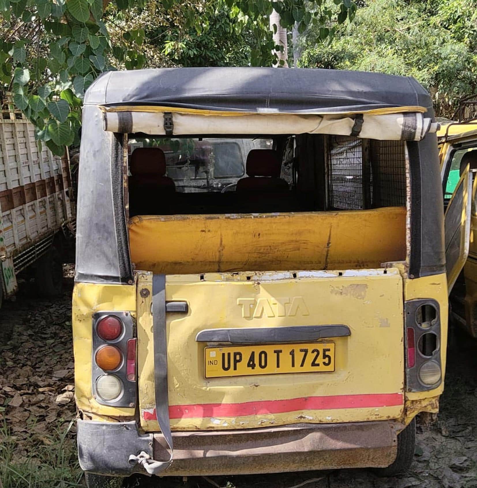 बहराइच में एआरटीओ द्वारा सीज किए गए अनफिट स्कूल वाहन।      - स्रोत : विभाग