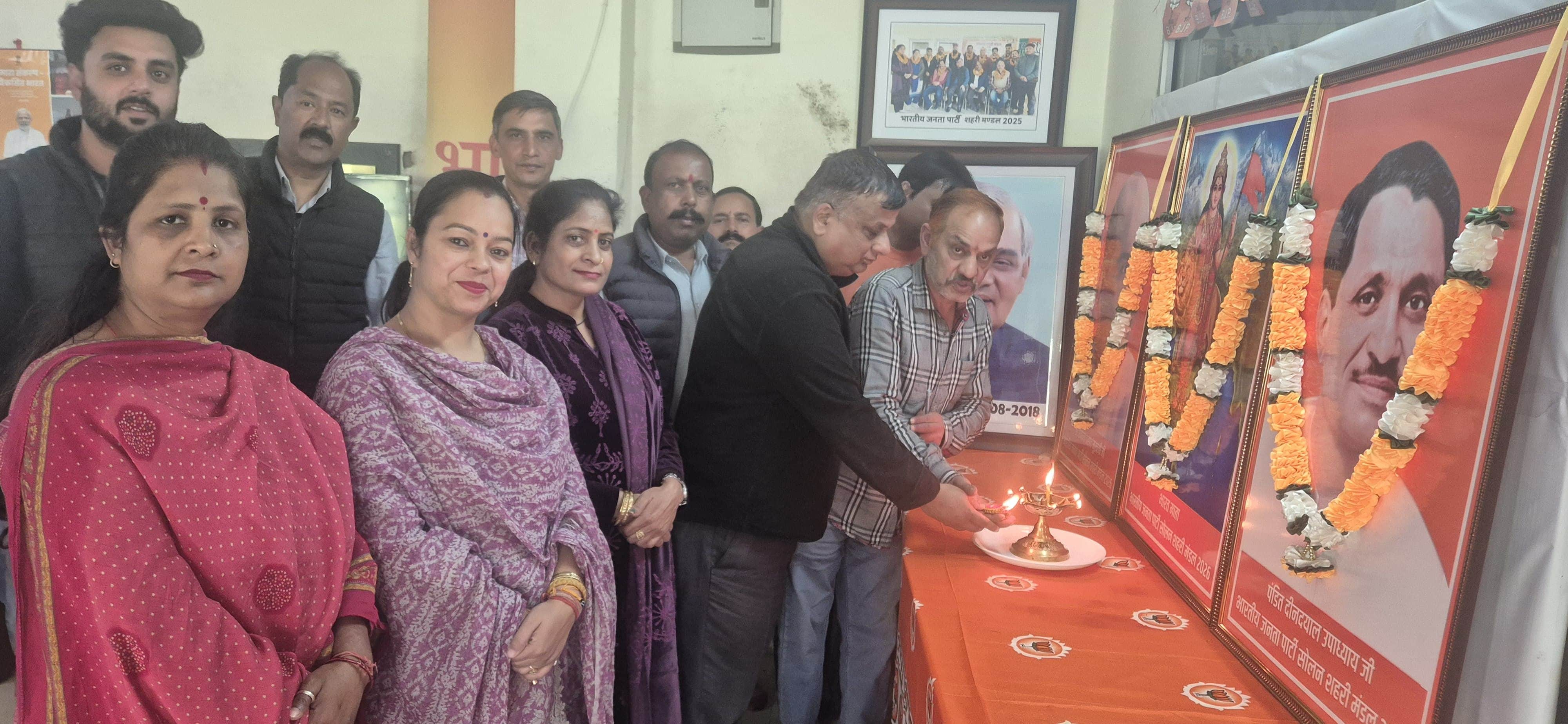 भारतीय जनता पार्टी शहरी मंडल सोलन की मासिक बैठक के दौरान दीप जलाते मंडल के अध्यक्ष शैलेंद्र गुप