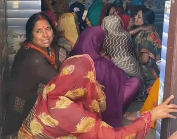 भिटौली में प्रिंस शर्मा की मौत पर रोते-बिलखते परिजन।  