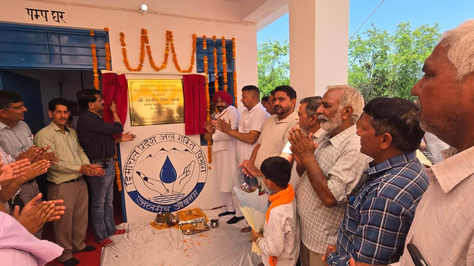 भाटियां पंचायत में दो सिंचाईयोजनाओं का शुभारंभ करते विधायक हरदीप बावा। स्त्रोत-विभाग