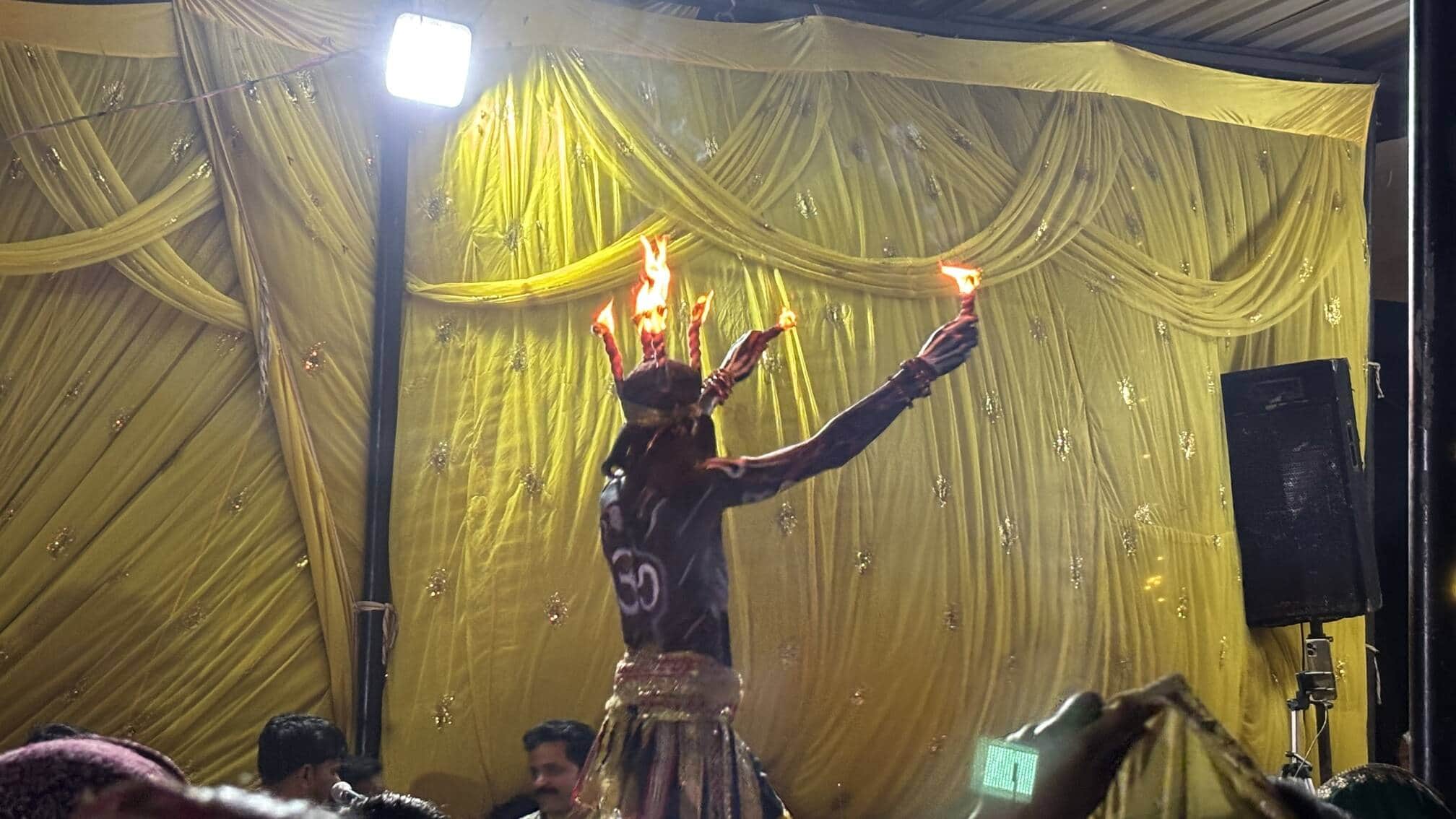 भदरोग के बाबा सिद्ध चानो मंदिर में आयोजित धाजे में प्रस्तुति देते हुआ कलाकार। संवाद