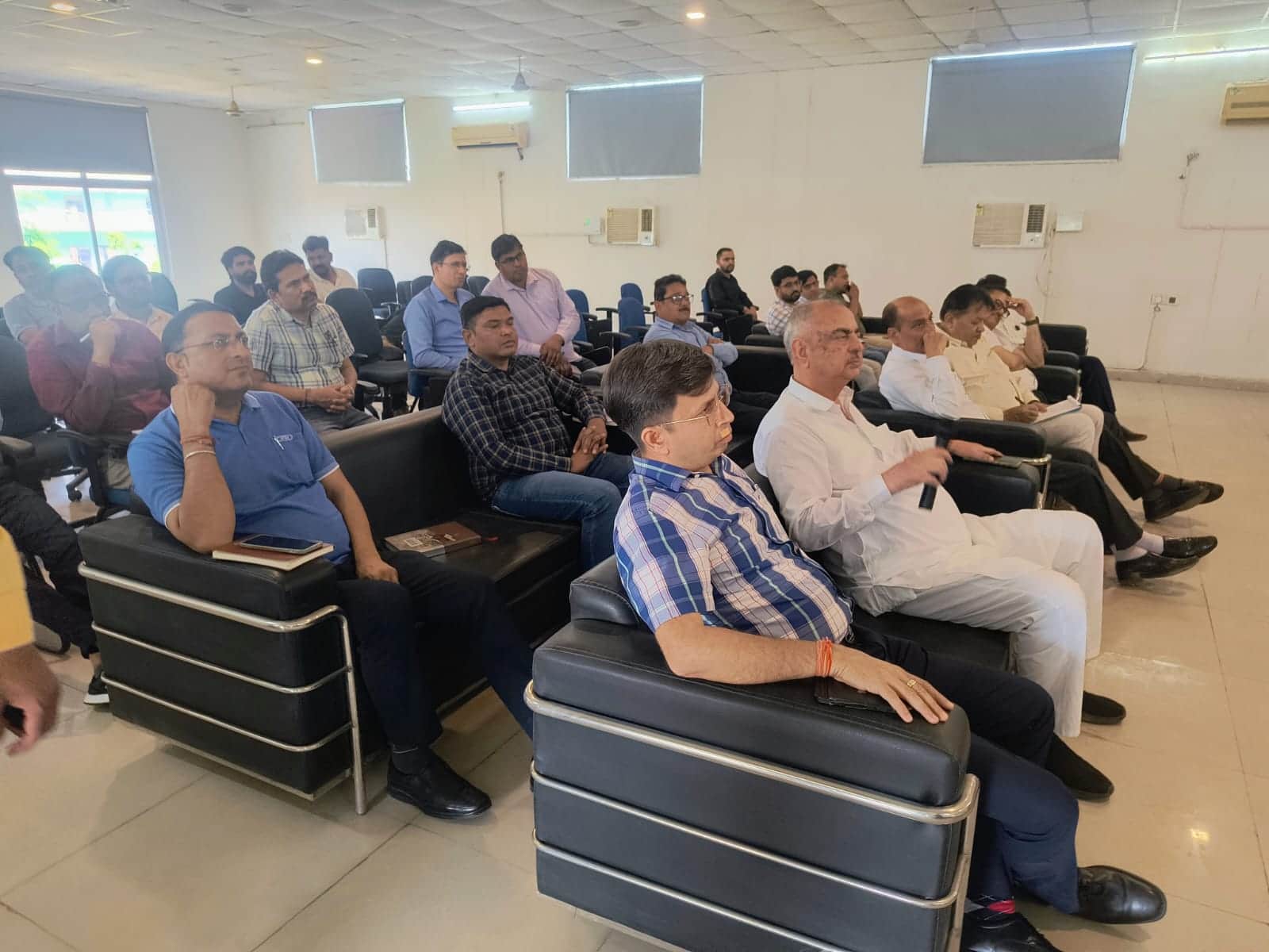 भिवाड़ी में आयोजित बैठक में पहुंचे फैक्टरी संचालक व प्रतिनिधि। स्रोत : संगठन