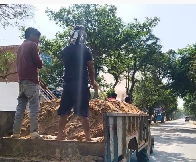 Soil mining is going on fearlessly on the Bankeganj-Gola road