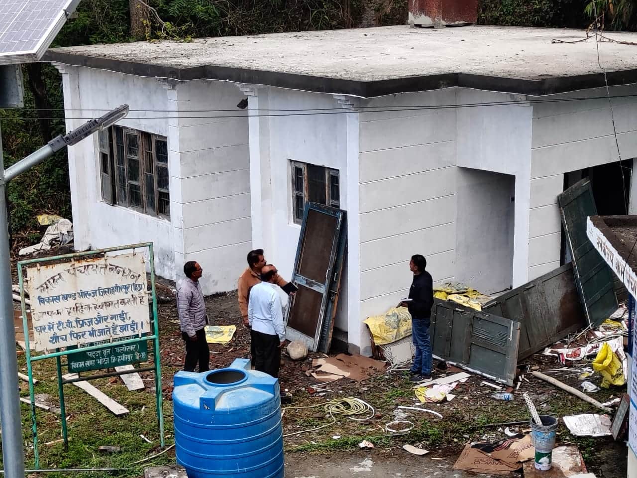 बलोखर में स्थित कृषि विक्रय केंद्र का किया जा रहा मरम्मत कार्य। स्रोत : कृषि विभाग