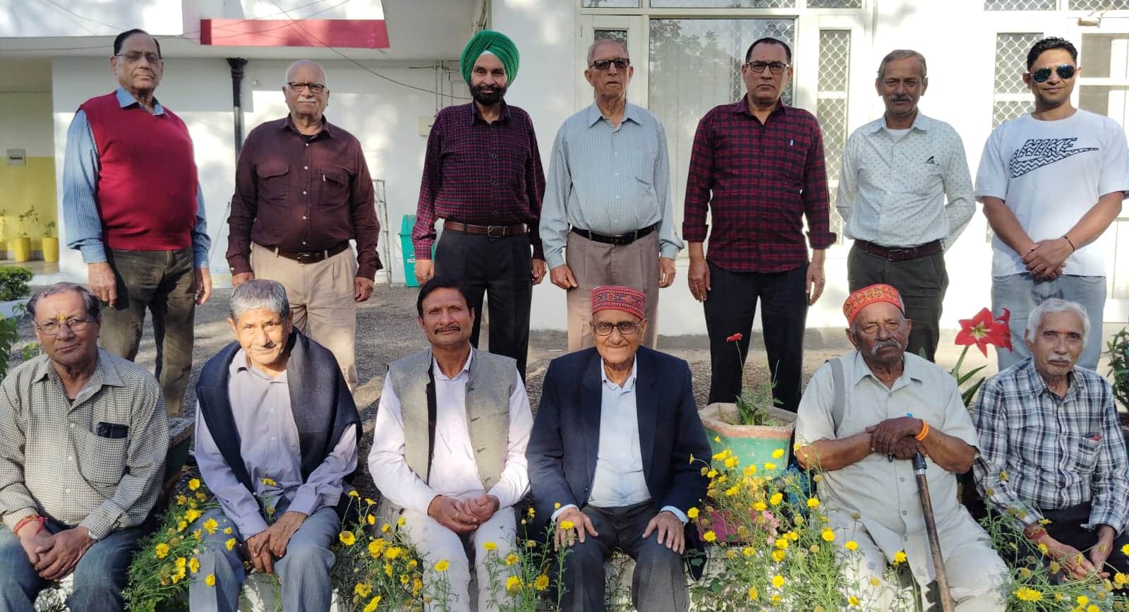 बिलासपुर में आयोजित सर्वदलीय  भाखड़ा विस्थापित समिति की बैठक में मौजूद पदाधिकारी व सदस्य। स्रोत