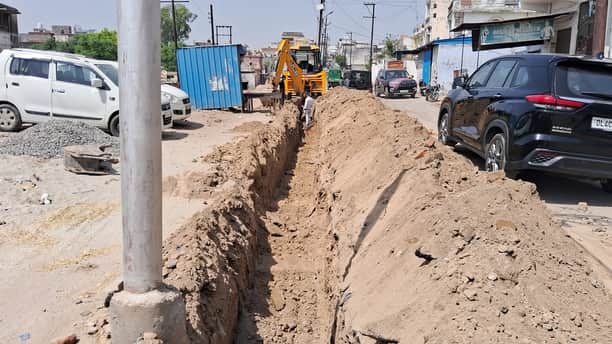 बुलंदशहर ऊपर कोट के सरायधारी में पाइप लाइन डालने के लिए खोदा जा रहा गड्ढा। संवाद