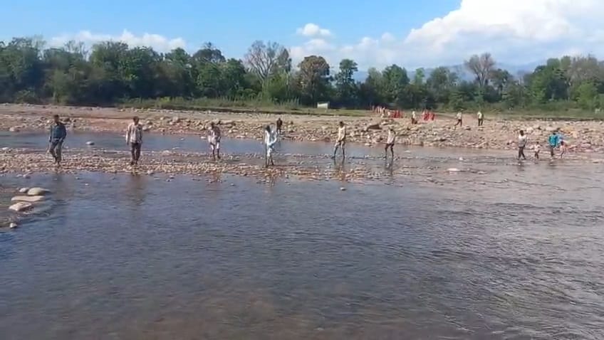 बेरिल गांव में पैदल जाने को मजबूर ग्रामीण