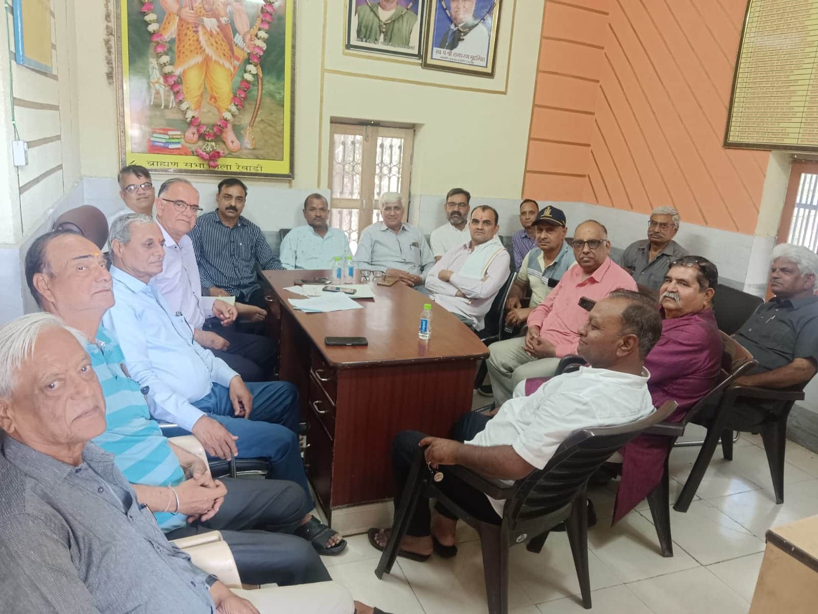 बैठक में चर्चा करते ब्राह्मण सभा के पदाधिकारी व सदस्य। स्रोत : सभा