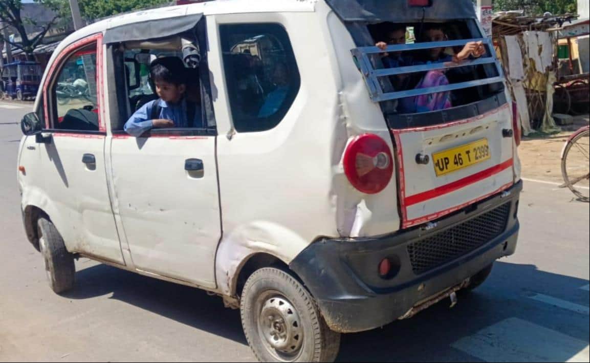 बदला-नानपारा मार्ग पर बिना ग्रिल व शीशे के     फर्राटा भरती स्कूल वैन। - संवाद