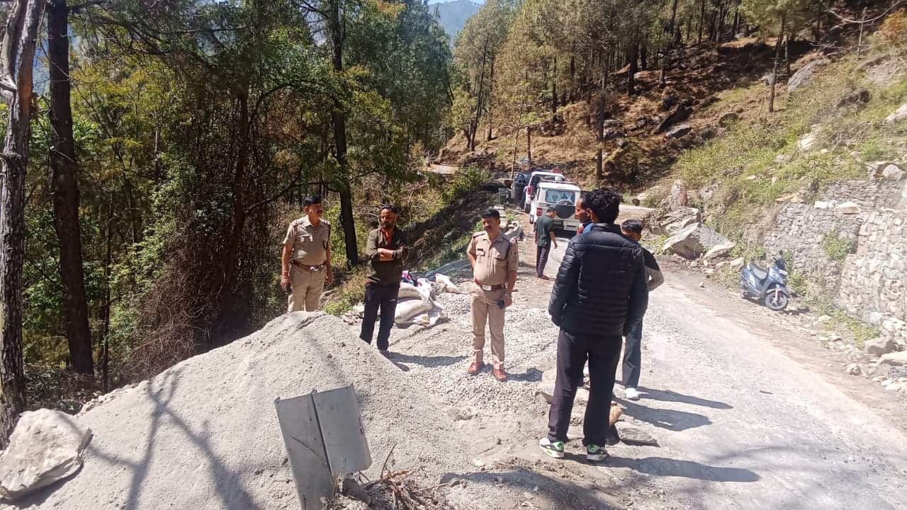 बदरीनाथ हाईवे के वैकल्पिक सैकोट मार्ग का निरीक्षण करते पुलिस अधिकारी। स्रोत: पुलिस