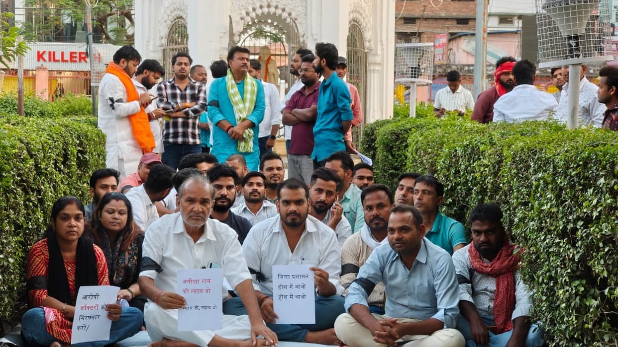 Protest by wearing black bands for the arrest of doctors