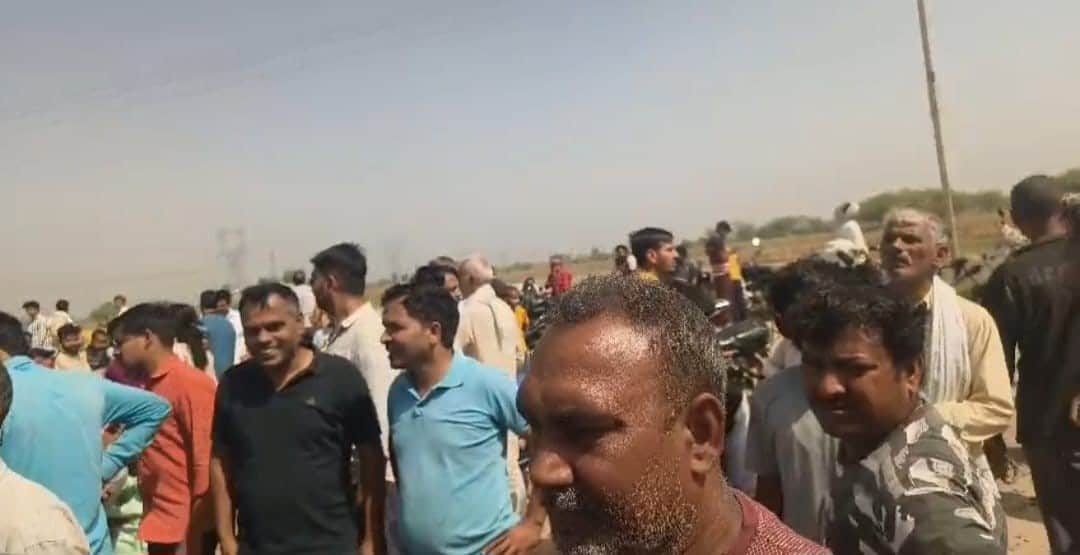 चोला क्षेत्र के गांव कोदू स्थित भारत गैस एजेंसी पर सिलिंडर लेने पहुंचे उपभोक्ता। संवाद