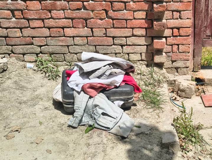 चोरी के बाद घर के बाहर मिला सामान। संवाद