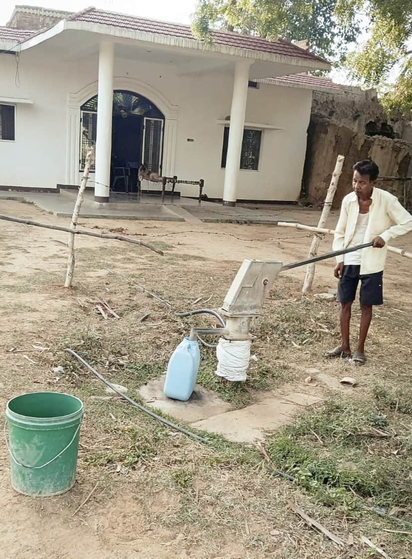 चुर्क नगर पंचायत के गुरमा क्षेत्र में हैंडपंप से पानी भरता रहवासी। स्रोत स्वयं