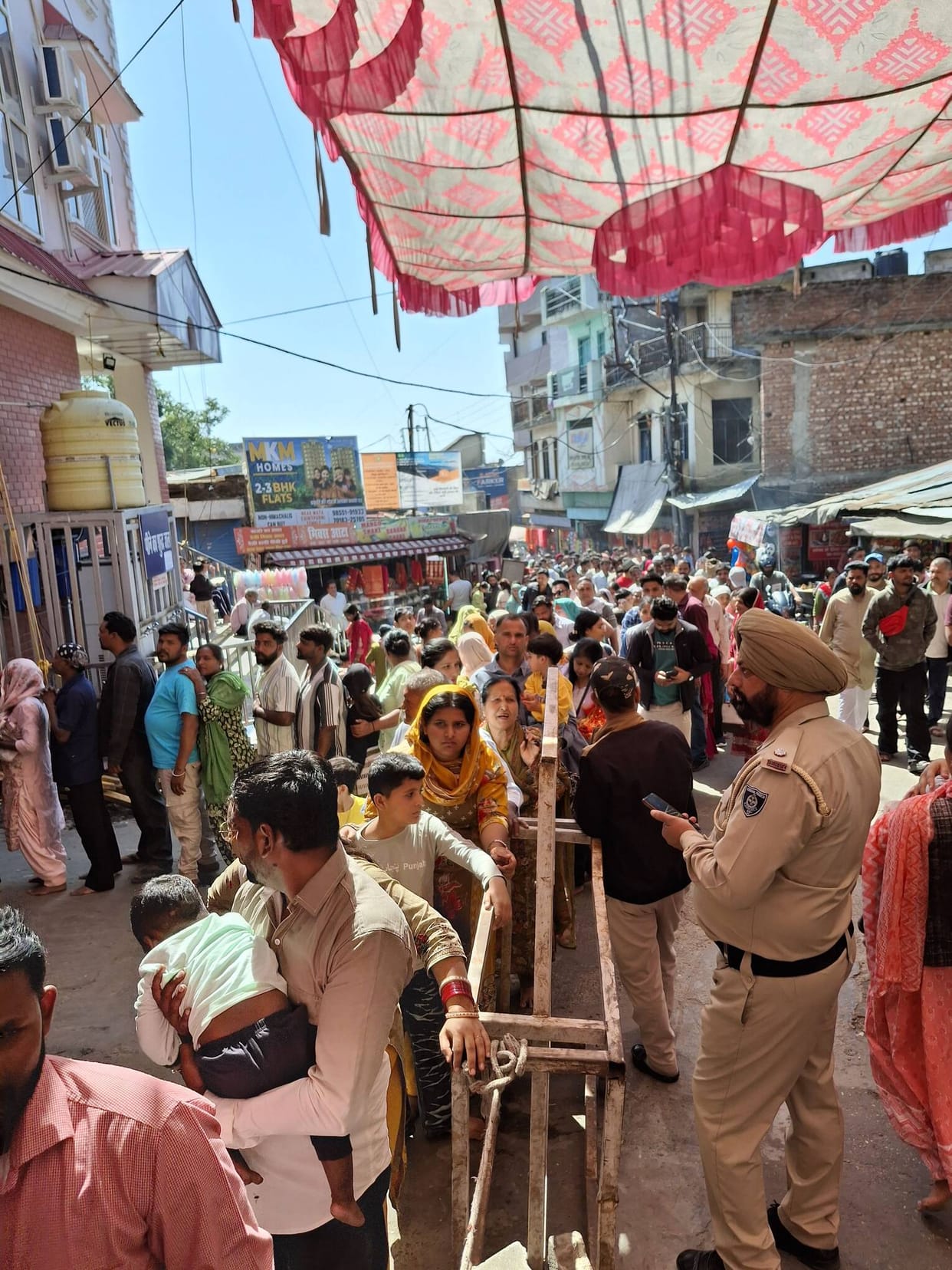 The darshan system at Chintpurni temple has been improved, with 40,000 devotees enjoying easy darshan.
