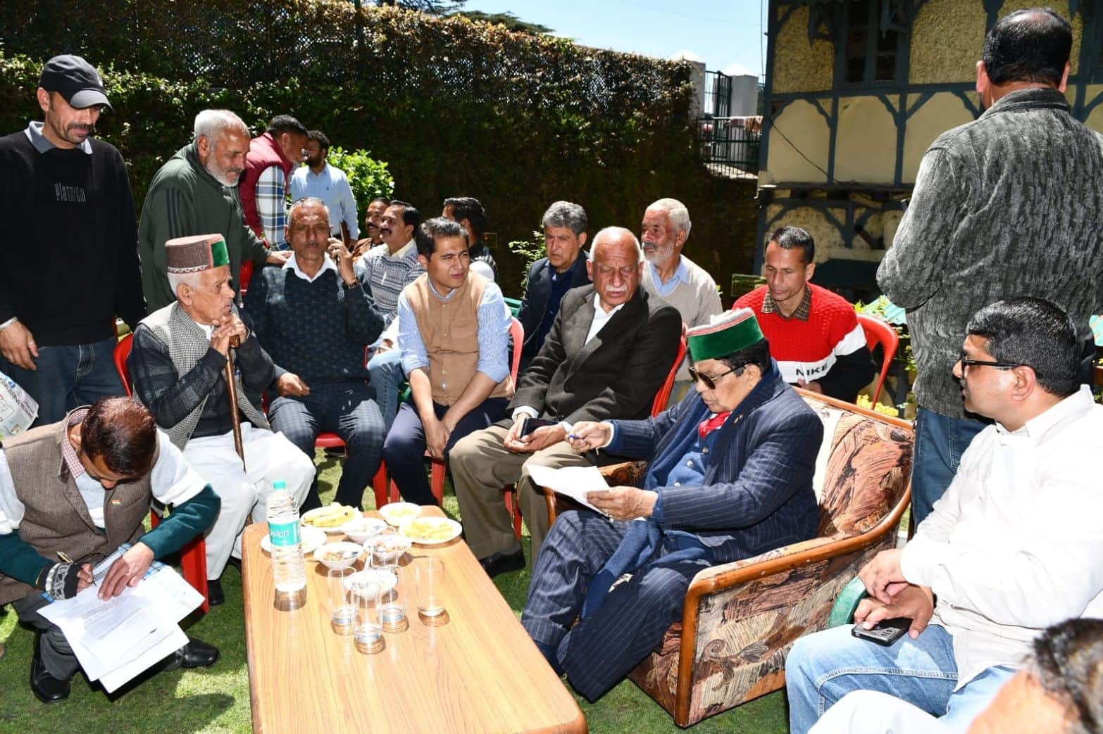 चायल में आयोजित विशेष बैठक के दौरान जन समस्याएं सुनते स्वास्थ्य मंत्री डॉ. कर्नल धनीराम शांडिल।