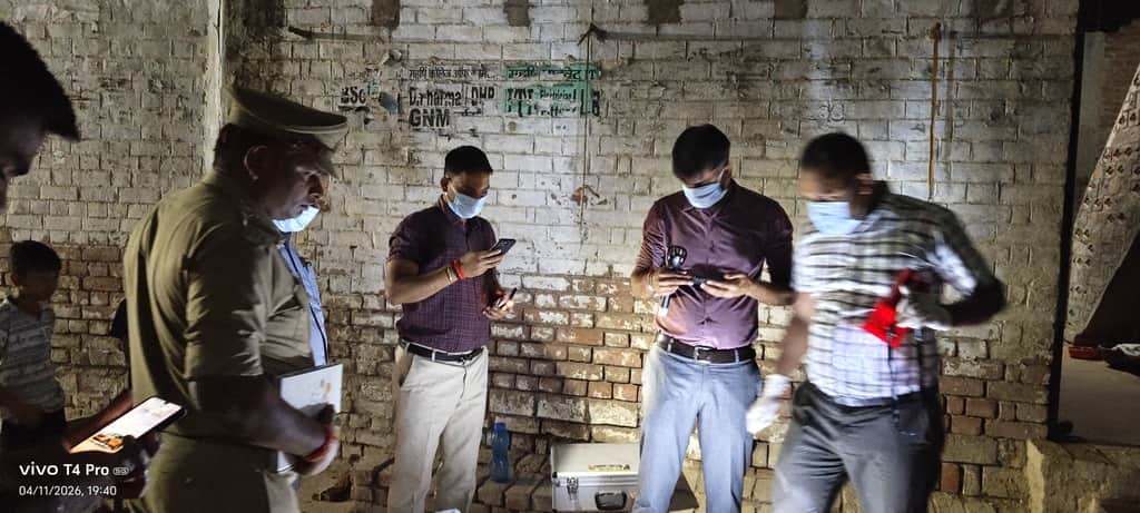 छोटी मीरापुर जमीनी विवाद के दौरान वृद्ध की हार्ट अटैक से मौत के बाद मौके पर जांच करती टीम। संवा