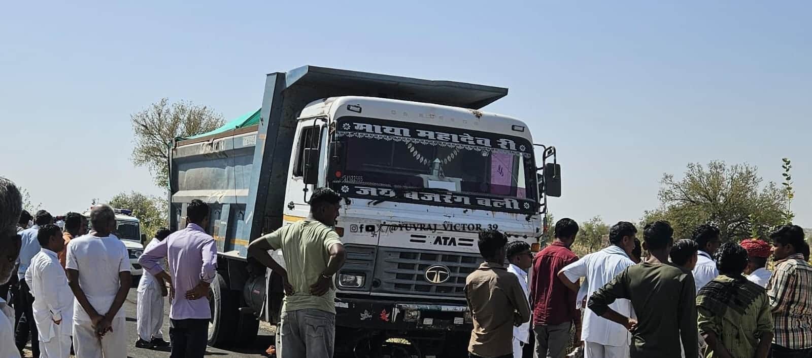 डंपर की टक्कर के बाद मौके पर भीड़