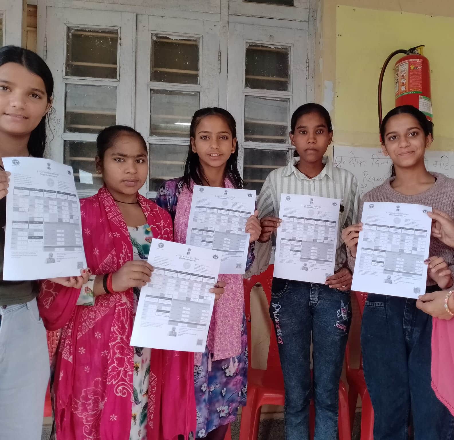 एमसीएच सेंटर नाहन में एचपीवी वैक्सीन लगाने के बाद प्रमाण पत्र दिखातीं किशोरियां। संवाद