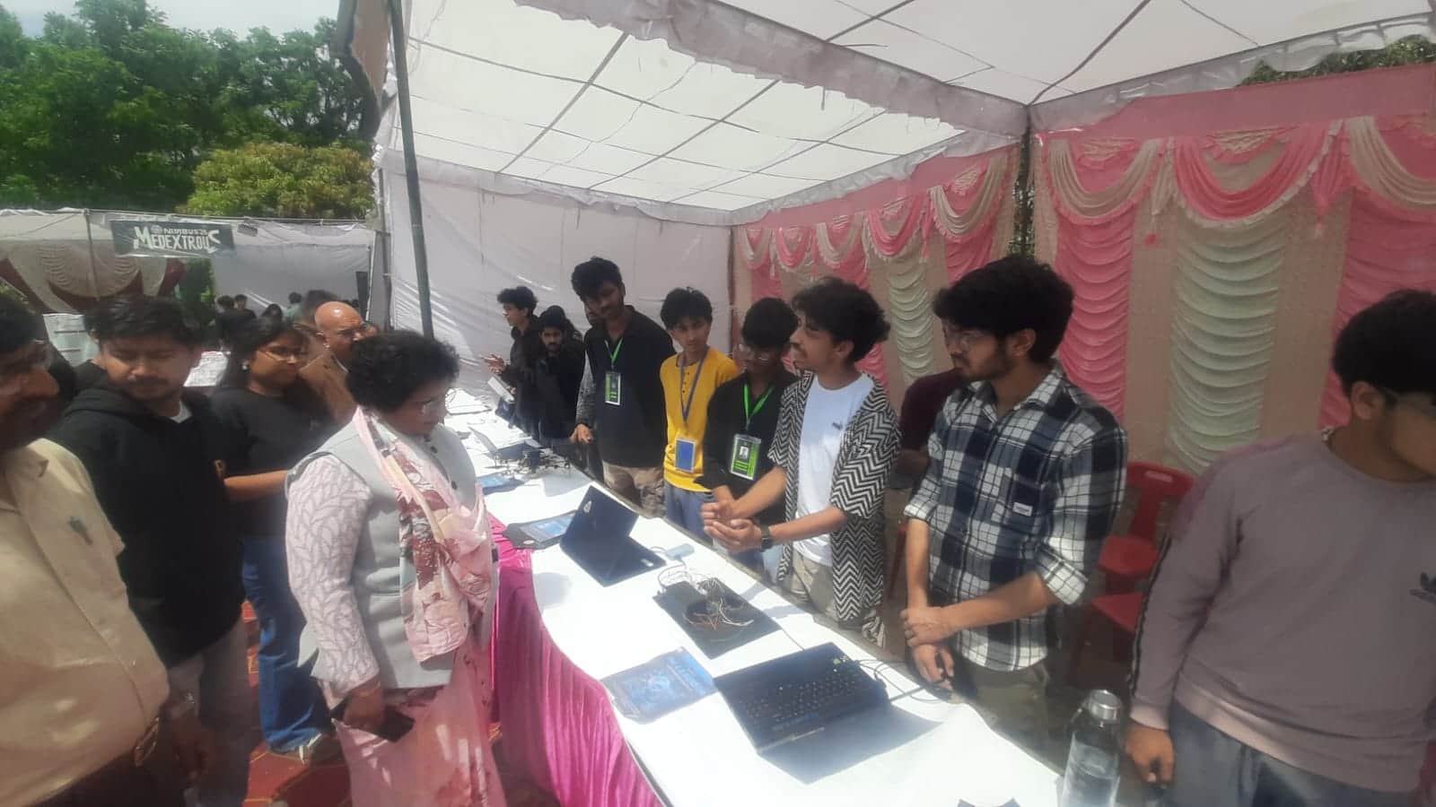 एनआईटी हमीरपुर में आयोजित निंबस टेक फेस्ट में पेश प्रोटोटाइप का निरीक्षण करती रजिस्ट्रार डॉक्टर