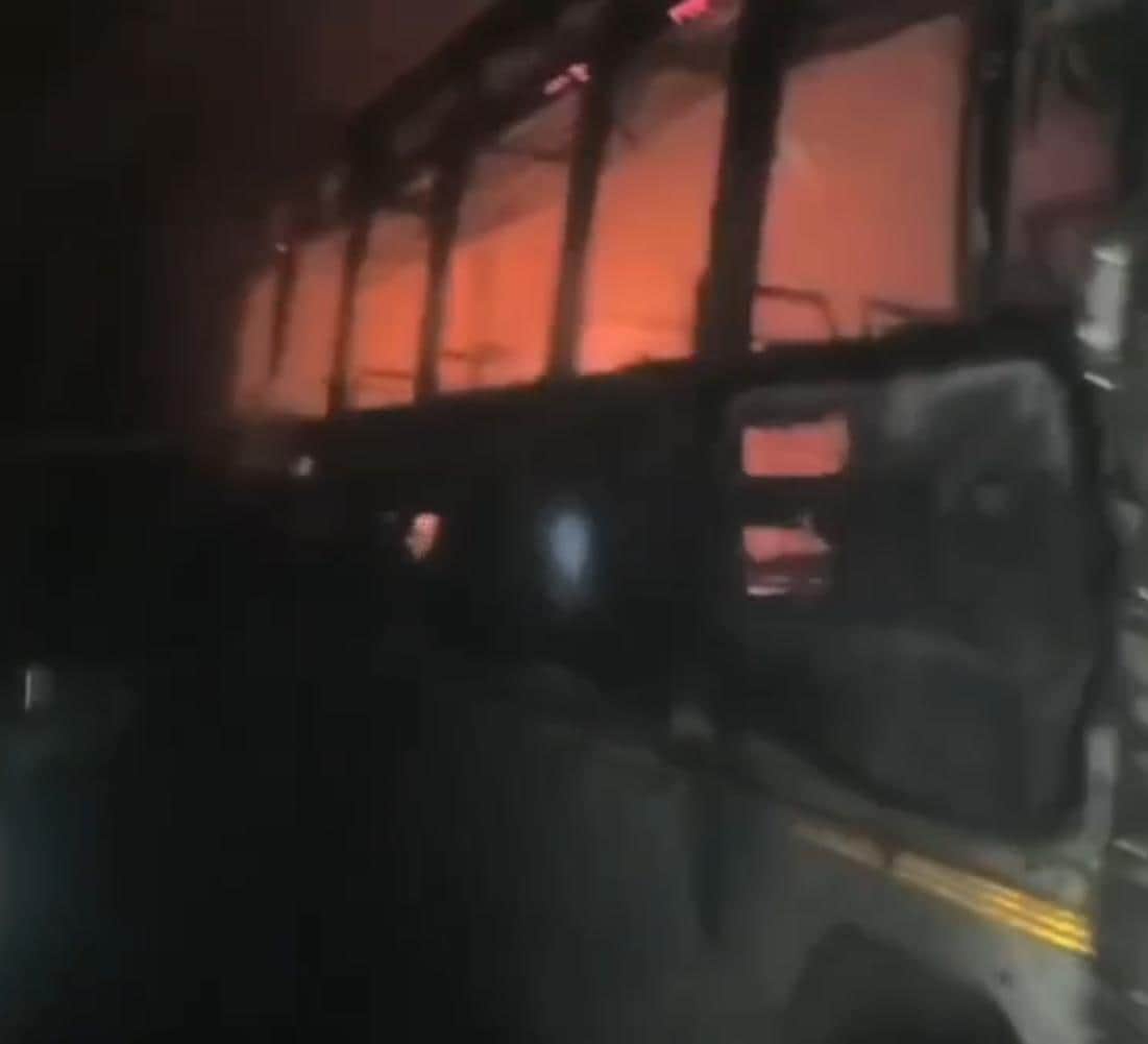 एटा वर्कशॉप में खड़ी रोडवेज की बस से उठती आग की लपटें। संवाद