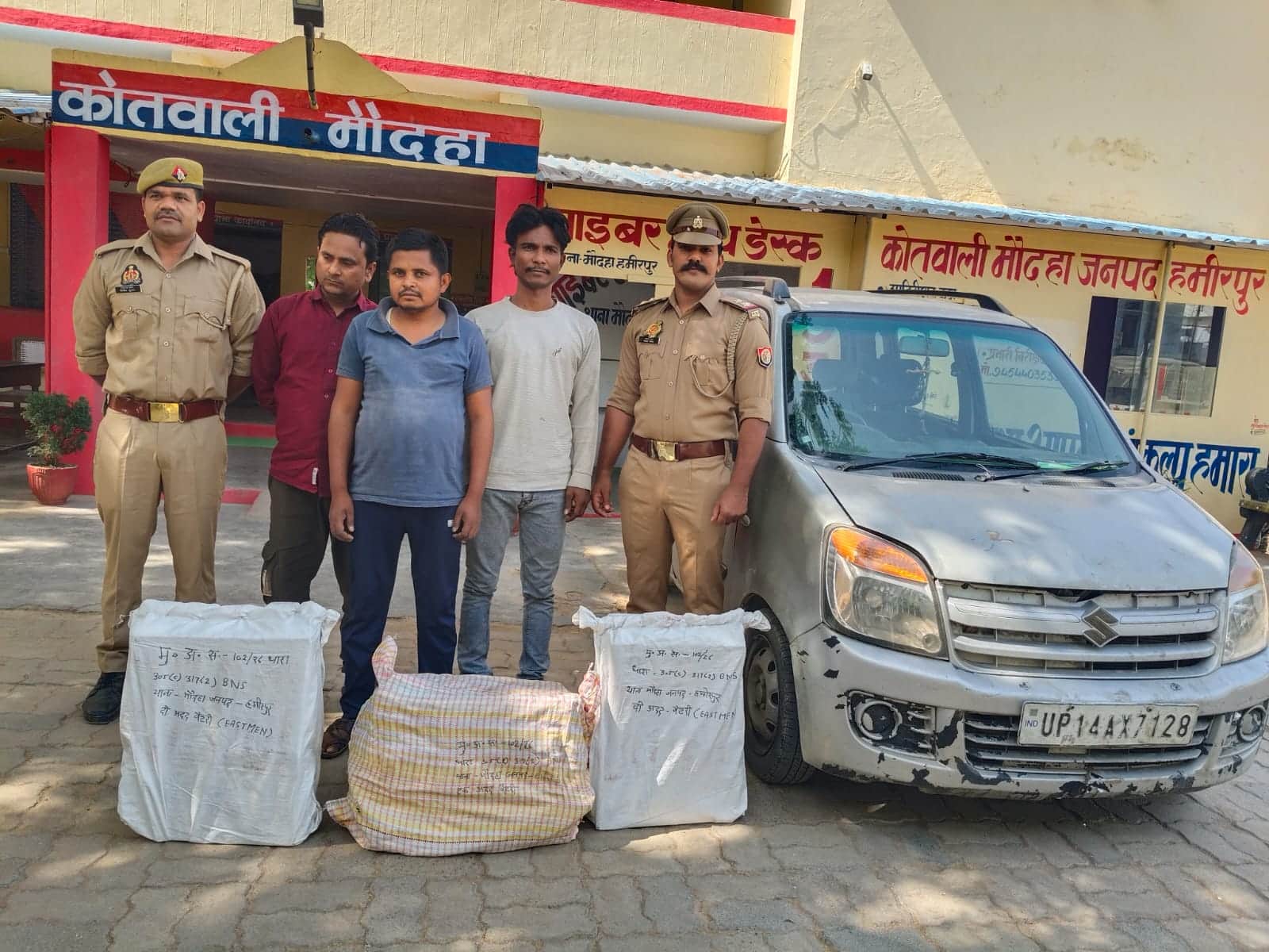 फोटो 11 एचएएमपी 17- थाना परिसर में पुलिस गिरफ्त में आरोपी। संवाद